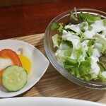 キッチン ブルー グローブ - ピクルス、サラダのアップ