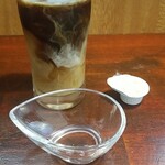 キッチン ブルー グローブ - ミルクを入れます
