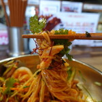 麺屋 一八 - よく混ぜてからの麺リフト