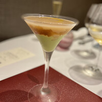 ラ ペ - アボカドムース　ウニ　ボタンエビ　甲殻類のゼリー
                    桃のスープ　中にある赤玉ねぎの食感がいいです。