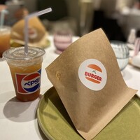 ラ ペ - ダブルももバーガー(もも肉と桃) もも肉は経産牛のもの。
                      自家製ぺPS!コーラ