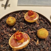 ラ ペ - アミューズ①ブラッダチーズ　マグロ　トマト　ロメスコソース
                    アミューズ②枝豆のコロッケ