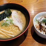 らー麺 火ぷり家 - 「しょうゆらー麺」900円＋「イカゲソ丼」380円