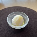 ランファン・キ・レーヴ - お口直しのシャーベットはレモンソースとソルトの味付けが絶妙