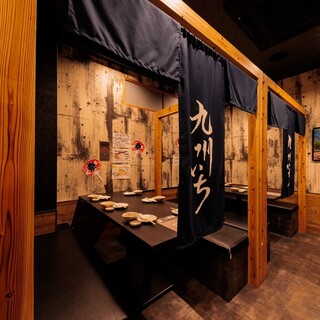 A safe semi-private room that can accommodate small to large groups♪