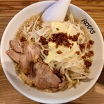 ラーメン ろたす - 2023年5月　豚そば（無料トッピングは漬けニンニク）　890円