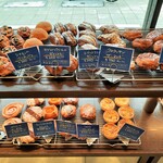 ブーランジュリー パリゴ - クイニーアマンやザマンドなど定番ヴィエノワズリーもあれば、様々なクリームをサンドしたデニッシュやボストークにレモンロールなども