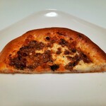 ブーランジュリー パリゴ - ふっくら口溶けよいブリオッシュに、挽肉や野菜の旨味が詰まった深みあるボロネーズソースがたっぷり