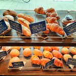 ブーランジュリー パリゴ - A.O.Pバターを使った名物のクロワッサンもあれば、クリームパンやメロンパンにホットドッグなど定番商品も