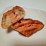 ブーランジュリー パリゴ - 大胆な香ばしさの素朴なバゲットに、まろやかな旨味の明太子フィリングがたっぷり