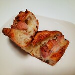 ブーランジュリー パリゴ - ガリッとハードなバゲットにパンチあるブロックベーコンとじゃが芋、ガーリックとパセリが効いたエスカルゴバターが最高の相性