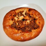 ブーランジュリー パリゴ - 本格的なボロネーゼソースに、チーズやベシャメルが重なりラザニアみたいな美味しさ♪ボロネーズ風フォカッチャ270円