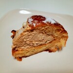 ブーランジュリー パリゴ - しっとりブリオッシュにトロリとミルキーで軽いキャラメルクリーム、濃厚なキャラメルソースやアーモンド、クロッカンショコラも良いアクセント