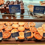 ブーランジュリー パリゴ - 本格的な具をトッピングしたピザのようなフォカッチャもあれば、フランス伝統菓子のカヌレなども