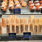 ブーランジュリー パリゴ - 冷蔵コーナーには様々なサンドイッチのほか、マリトッツォ風の豪華なパンやレモンバタークリームを使ったニダベイユなども