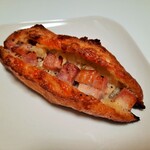 ブーランジュリー パリゴ - 大きめの具がゴロゴロ食べ応えある～！ブロックベーコンとじゃが芋のエスカルゴバター292円