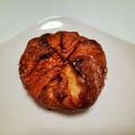 ブーランジュリー パリゴ - 層の間から芳醇なバターが溢れるリッチなクロワッサン生地、大粒のザラメの甘味も合う！