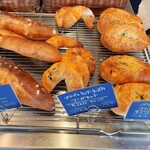 ブーランジュリー パリゴ - お店中央の大テーブルはハード系が豊富、本格チーズやオリーブ、ナッツを使った美味しそうなパンばかり