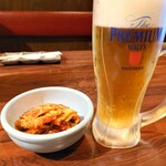 Yakiniku Horumon Dandan - 2023年７月　生ビールと白菜キムチ