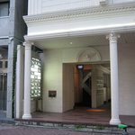 ザ・バー・カサブランカ - ビルの入口です。