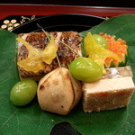 赤坂 菊乃井 - 2013.09　八寸　魳菊花寿司、鮎の塩辛鱒の子添え、鱧の落雁、栗、銀杏