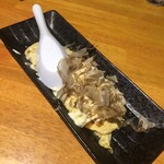 Kashiwa Shouten - 関西風だし巻き卵（鰹節、マヨネーズ、ソースで味付け。これ、関西風を履き違えてないか？？）