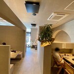 Wakan Yakiniku Iruso Iruro - 店内の様子
                      壁も天井も同じライトグレー
