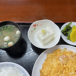 楓林 - 味噌汁（ワカメ　丸麩）　冷奴　お新香