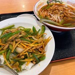 台湾料理 金龍閣 - 青椒肉絲飯 激辛台湾ラーメン 850円