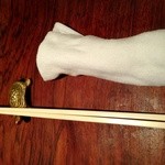 開化亭 - お絞りと箸　箸置きは金色のカメでした