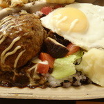 KITCHEN TSUNAGU - 黒米ご飯の上にのったデミグラスハンバーグと焼き野菜と目玉焼き、ハッシュドポテト