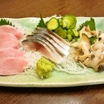 かずき - 左 マグロ脳天刺し(1,200円)、真ん中 〆さば(550円)、右 本つぶ貝刺し(700円)