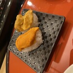 おたる政寿司 - 雲丹の食べ比べ、小樽産と羅臼産