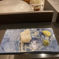 おたる政寿司 銀座 - 生の水タコ、酢橘と塩で