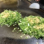 Okonomiyaki Hirano - 九条ねぎ焼き調理中