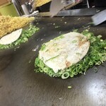 Okonomiyaki Hirano - 九条ねぎ焼き調理中