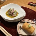 おかもと - ❸ マグロ中トロの炙り。
      ズワイガニのクリームコロッケ。