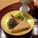 おかもと - 宮古島の茶豆、奈良のそ、干した明太子の炙り、琵琶湖産ゴリの生姜煮。