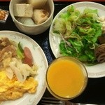 Hoteru Maisuteizu Kanazawa Kyassuru - 拙の選択　スクランブルドエッグ、サラダ、車麩の煮物、金沢おでんなど