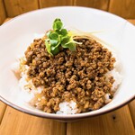 えんじゅう屋 - 肉みそ丼[黒] 550円