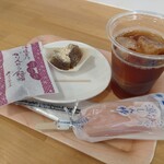 かりんとう饅頭cafe 森下松風庵 - アイスティー　2口わらび餅　涼しん棒白桃味