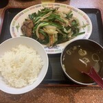 ラーメン王 - ニラレバ定食(餃子まだ)