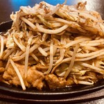 地鶏焼 かがり火 - キャベツ少なめ 細もやし多め