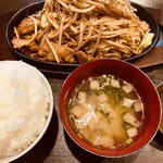 地鶏焼 かがり火 - 博多地鶏(モモ肉)鉄板焼＝780円