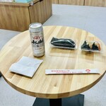 Nikoniko Shoppu - 缶ビールはアサヒスーパードライの500ml缶
                      お魚コロッケ･リボンむすび･天むす(エビ)〈2個入〉