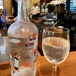 Trattoria Da KENZO - お店で作る炭酸水はサービスです♪
      こんなサービスとっても嬉しいです！！
      水はお店の浄水器で濾過したもの、久しぶりに炭酸水を食事と一緒に飲みましたが、スッキリして良かったです♪