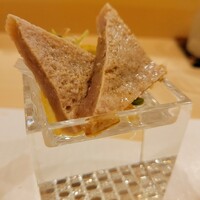 鮨 赤酢 かなやま - これ、これ(笑)小川のたたき。なんと、カツオのタタキです。ホロッと、口の中で溶けていく