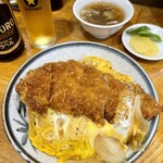 萬来軒 東松原 - 料理写真:かつ丼には中華スープとお新香が付く