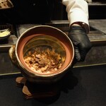 Nishi Azabu Yakiniku Ten - 牛もつ土鍋御飯、ぶどう山椒、ガーリックチップ