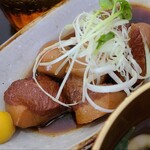 Kakure Daidokoro Kiseki - ①豚トロ角煮&鶉の卵
                        豚トロ角煮はホロホロ系ではなくしっかりしたタイプで、一緒に入っている鶉の卵も同系色になるほど味が染みています